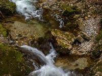 Tiefblick zum Talgraben Bach mit Kaskaden und Felsblöcken